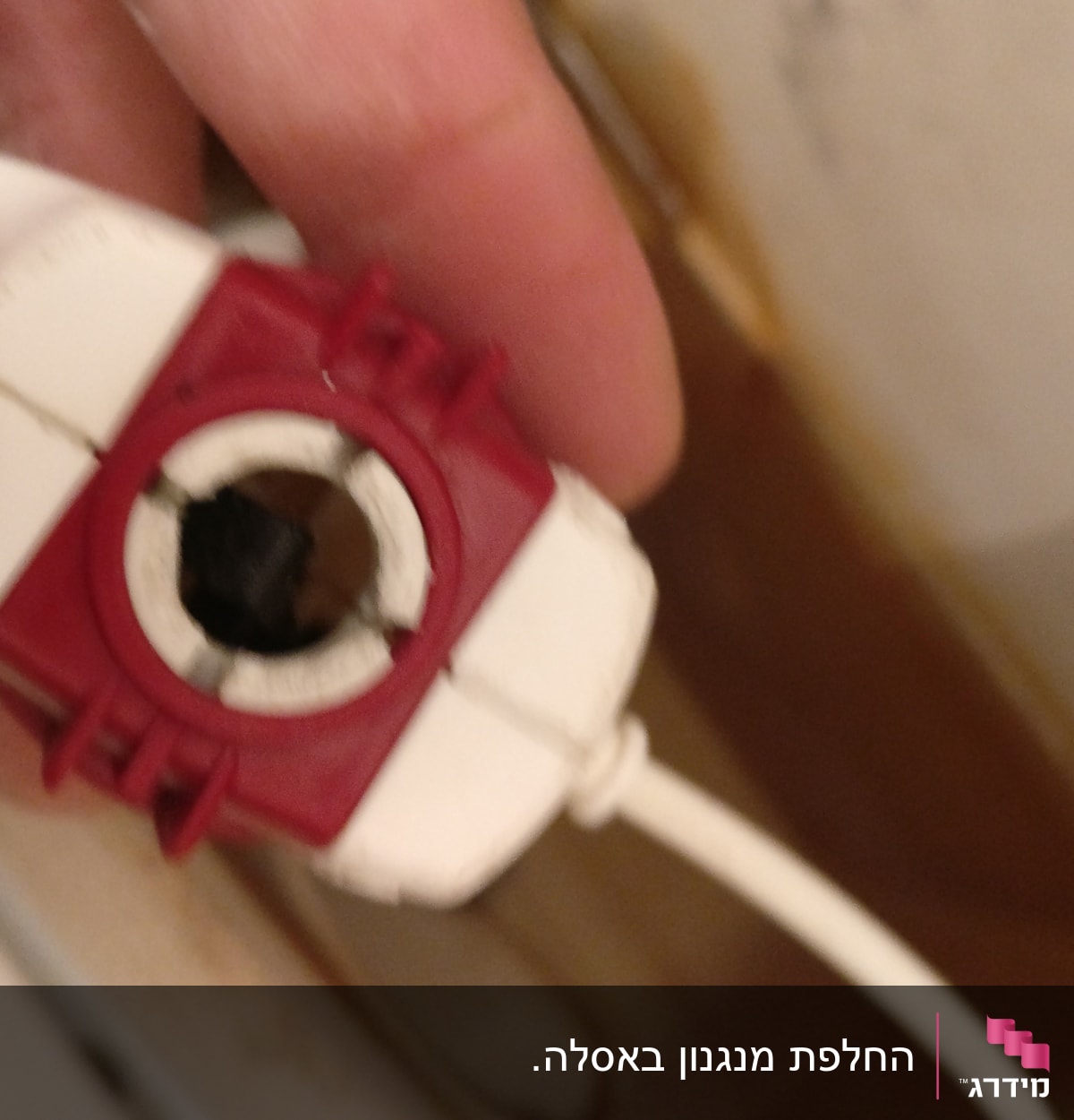 חלק פלסטיק אדום ולבן עם חוט ביד אדם